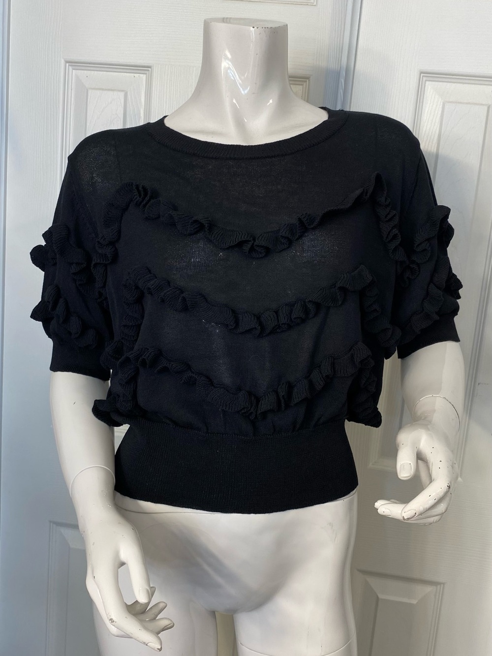 ‼️Viscosa Lucy Paris Black Short-Sleeve Ruffle Knit Top